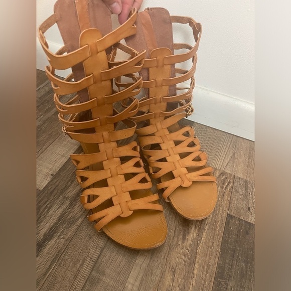 Francesca’s Gladiators 8.5☀️ - Picture 1 of 7